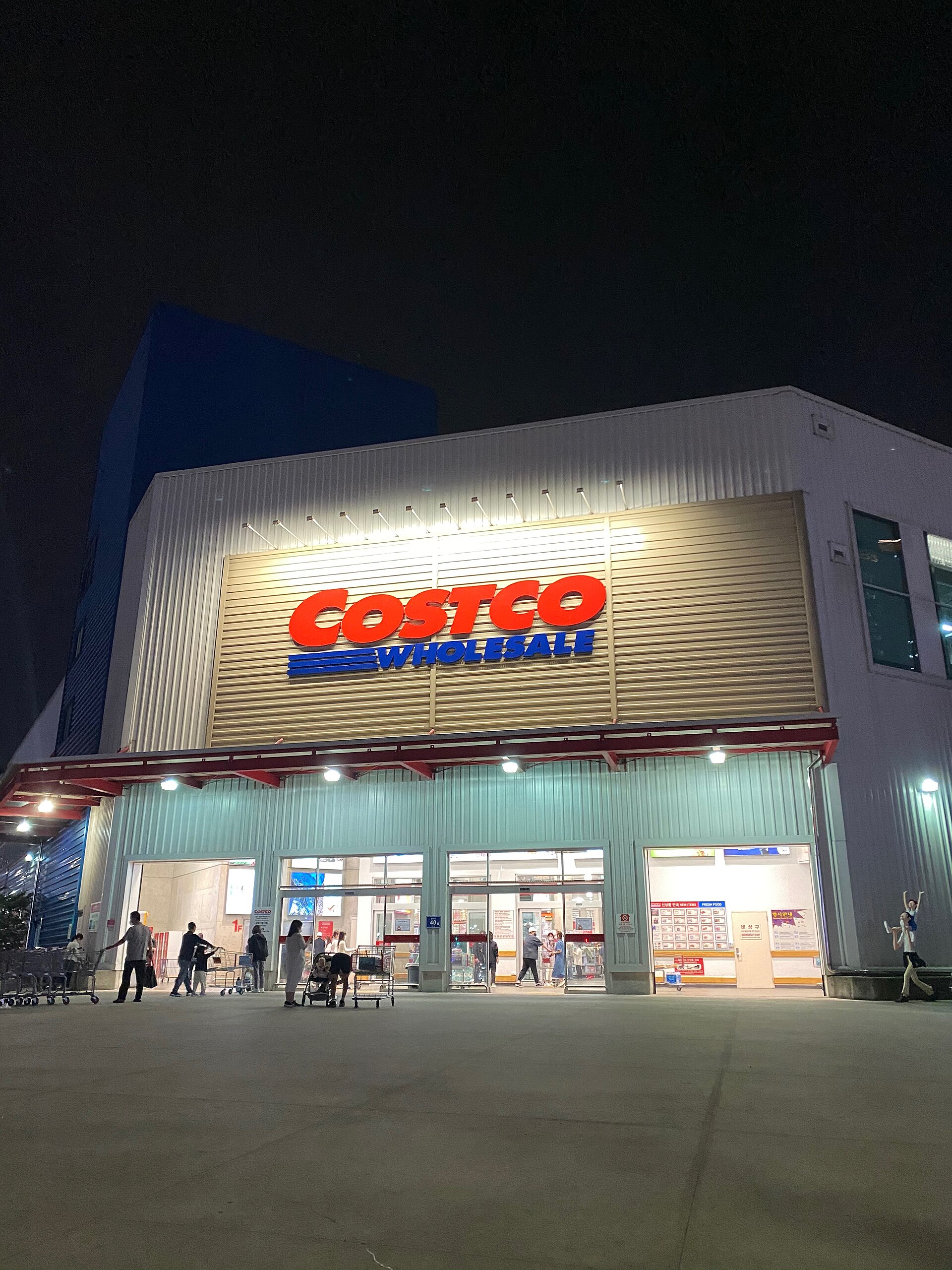 Costco Challenges Supermarket Deli Aisles With New Premium Dip Launch
